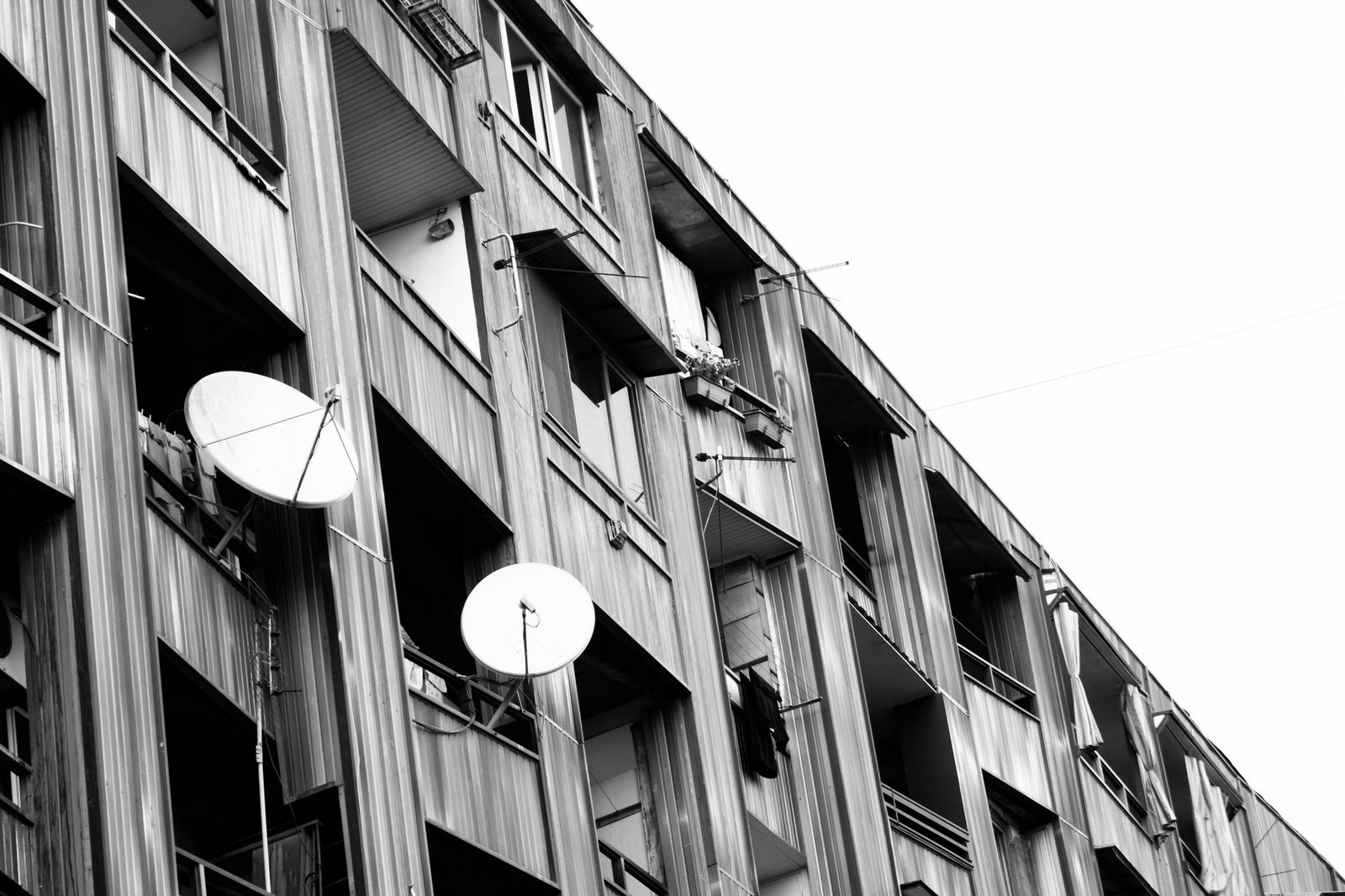 Mehrfamilienhaus mit vielen überlappenden WLAN-Netzwerken