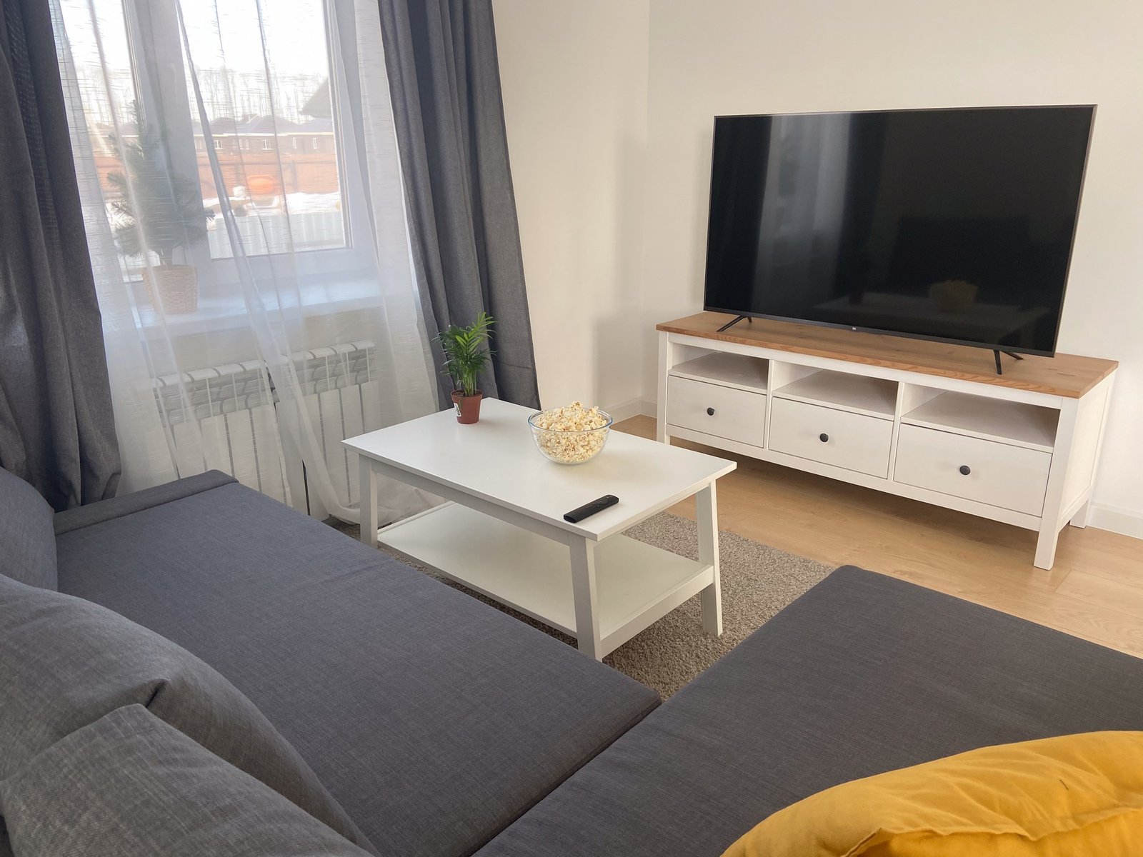 Smart TV im Wohnzimmer mit WLAN-Verbindungsproblemen