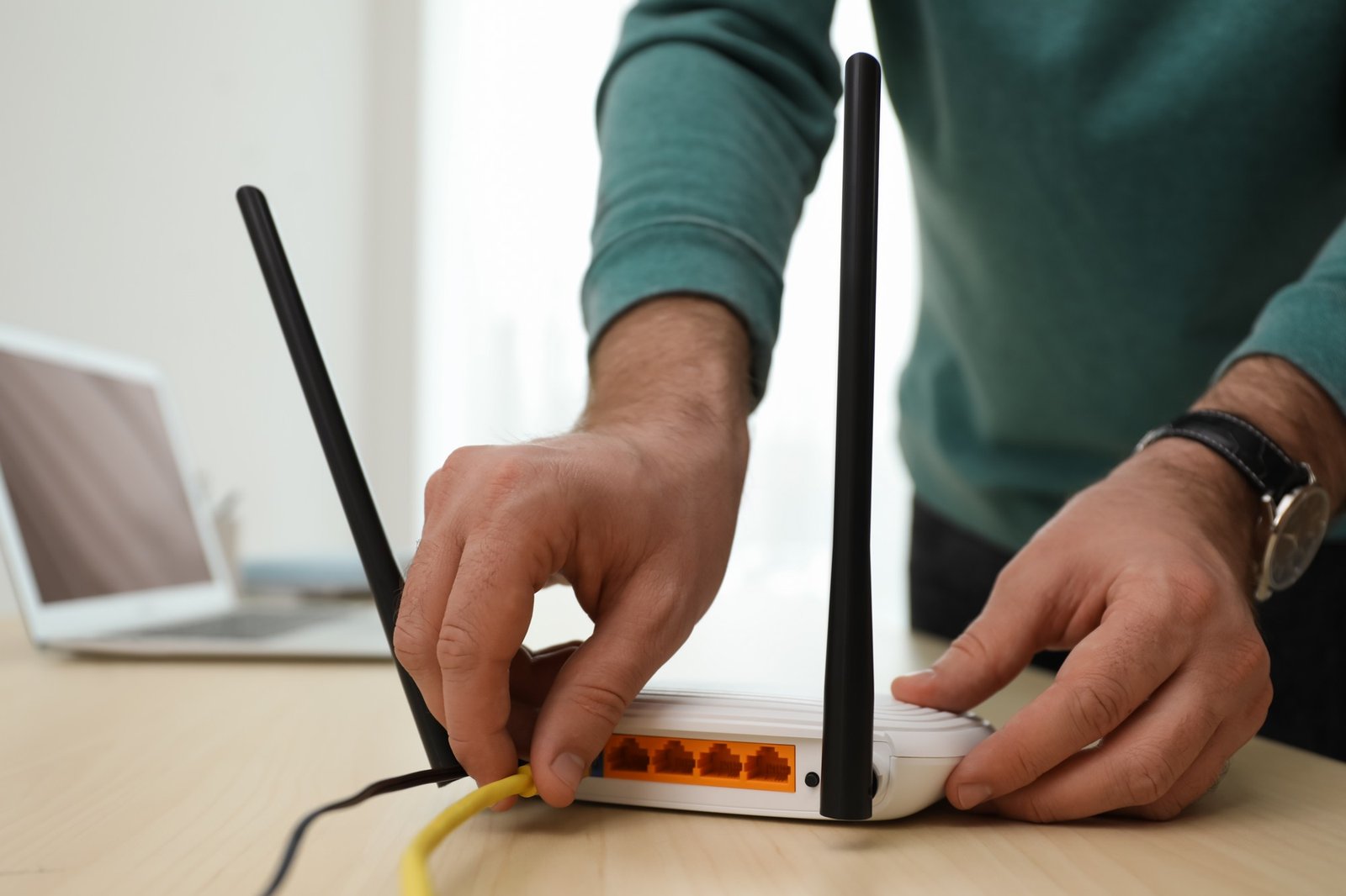 Person bei der eigenständigen WLAN-Fehlerdiagnose
