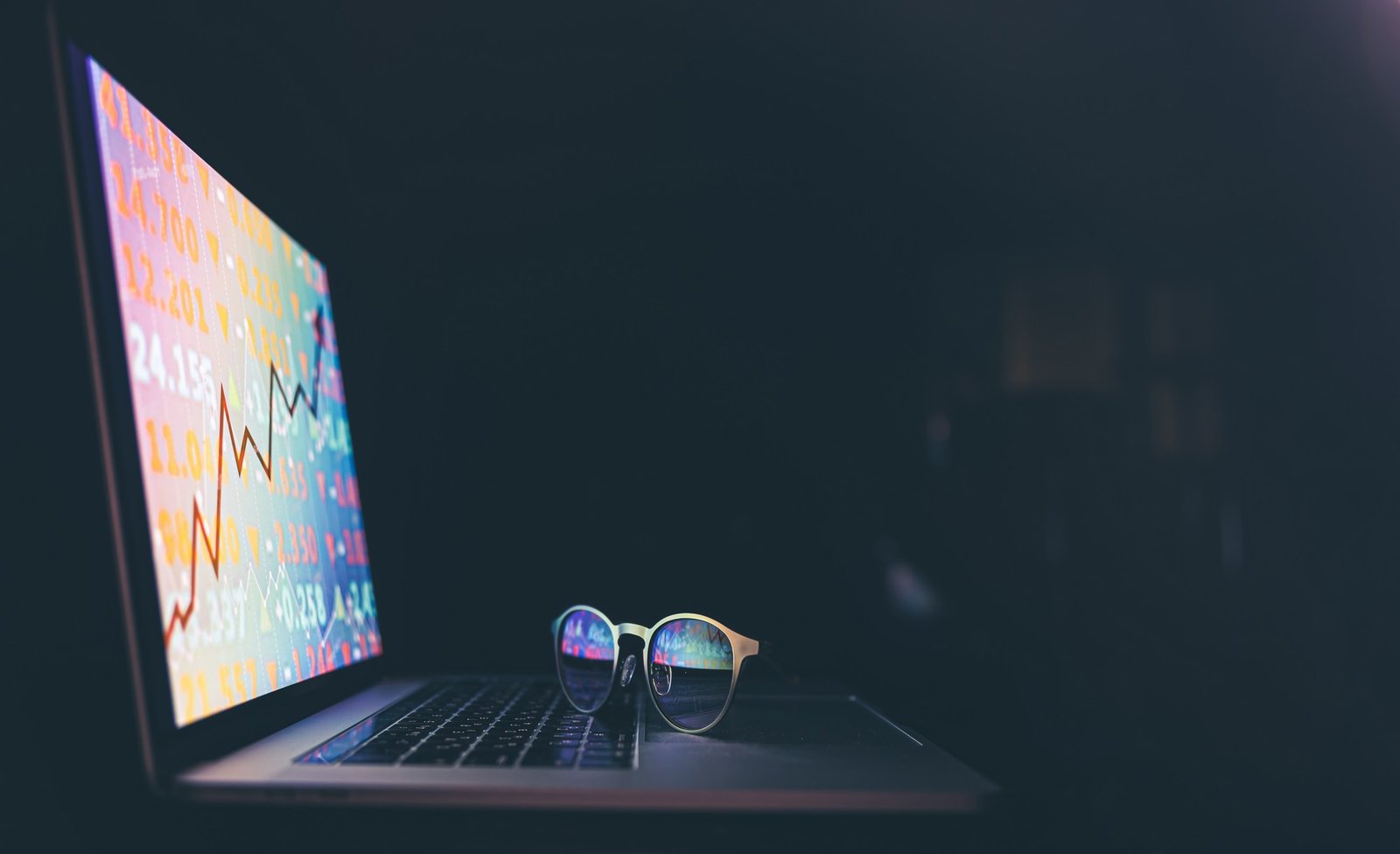 Laptop mit Windows-Netzwerkeinstellungen zur WLAN-Diagnose