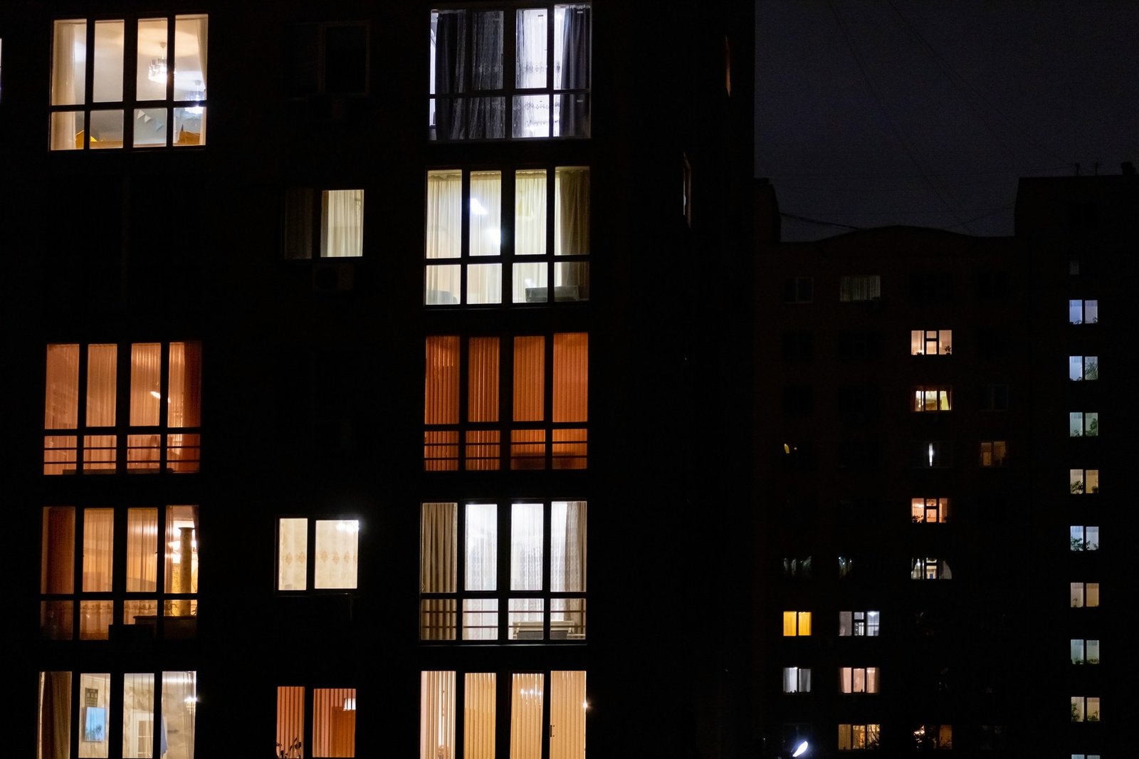 Abendstimmung in einem Apartment mit WLAN-Problemen