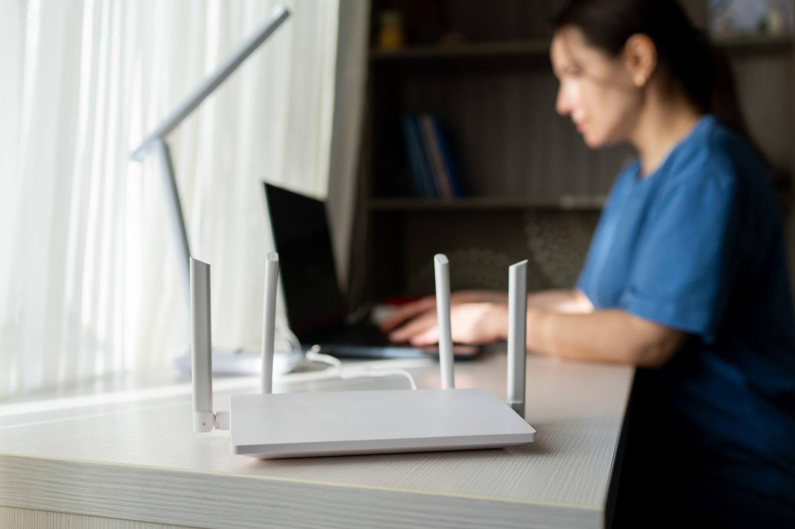 Laptop auf Schreibtisch mit instabiler WLAN-Verbindung
